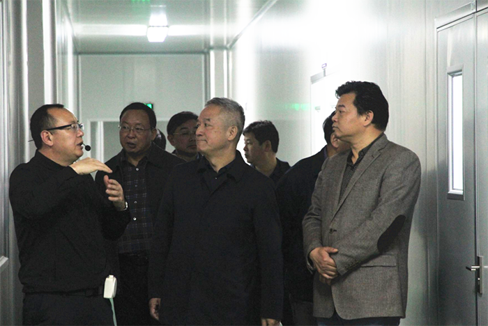 2金寨基地副總房美春給各位領導認真講解.png