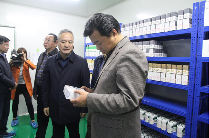 7陳維光處長對錦華品牌食用菌細細打量.png