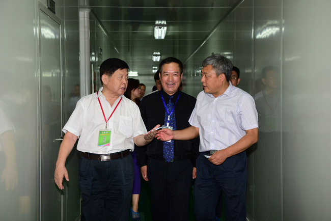 7中國工程院院士李玉參觀錦華食用菌生產(chǎn)線蘇總、  汪冬書記陪同.JPG