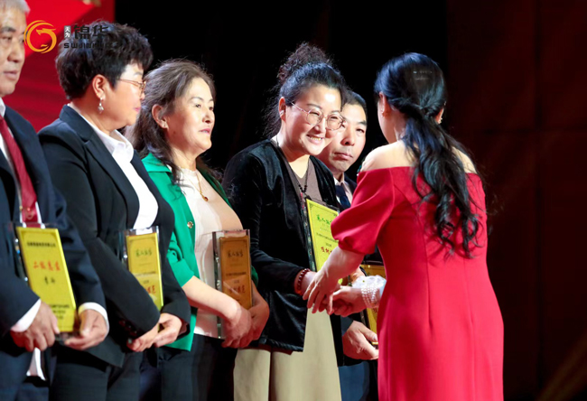 19錦華公司董事長溫董為獲獎嘉賓頒獎.jpg