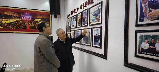 10，蘇總向李飛教授介紹錦華公司.jpg
